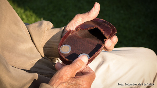 Senior mit fast leerer Geldbörse