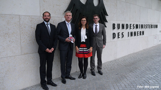 100 Tage Öffentlichkeitskampagne www.angegriffen.info - die Jugend übergibt die Ergebnisse dem Bundesinnenministerium 100 Tage Öffentlichkeitskampagne www.angegriffen.info - die Jugend übergibt die Ergebnisse dem Bundesinnenministerium