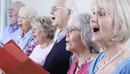 Eine Gruppe singender Seniorinnen