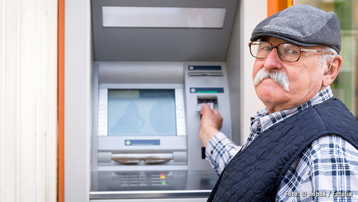 Senior am Bankautomat Senior am Bankautomat