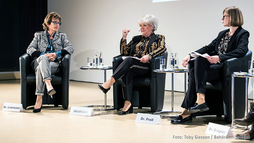 Helene Wildfeuer (Mitte) beim Kongress "Digitaler Staat"