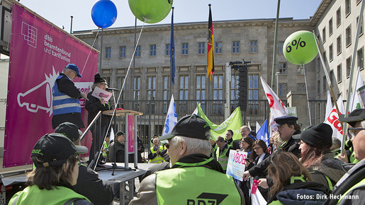 Öffentlicher Dienst demonstriert in Berlin-Mitte