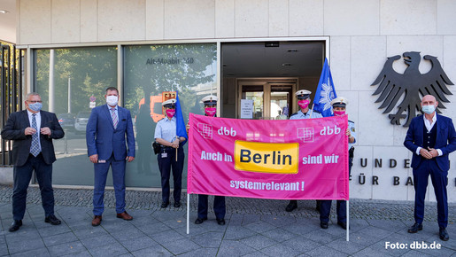 Aktive Mittagspause der BpolG Beschäftigte vor dem Innenministerium