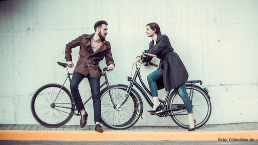 Junges Paar mit Fahrrädern (Symbolbild)