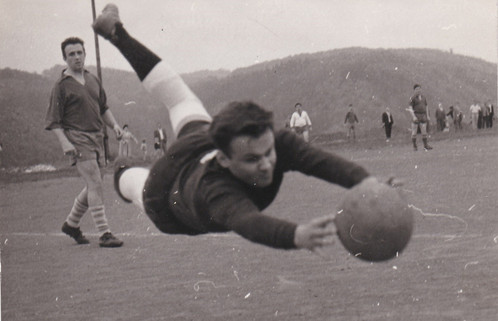 Foto zum Thema "Glioblastom": Zu sehen ist der junge Jürgen Schmidt, wie er im Fußballtor einen Ball fängt.