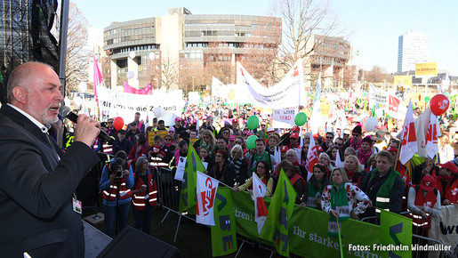Ulrich Silberbach auf der Demo in Düsseldorf Ulrich Silberbach auf der Demo in Düsseldorf