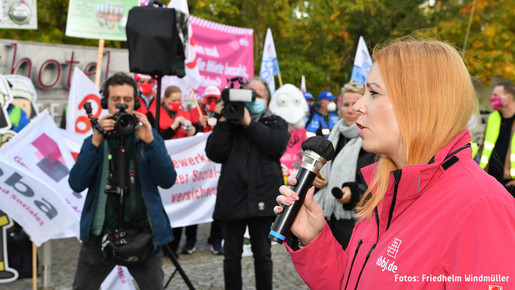 Karo Herrmann in Potsdam dbb jugend Chefin spricht ins Mikro