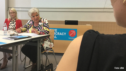 Helene Wildfeuer auf dem Creative Bureaucracy Festival Helene Wildfeuer auf dem Creative Bureaucracy Festival