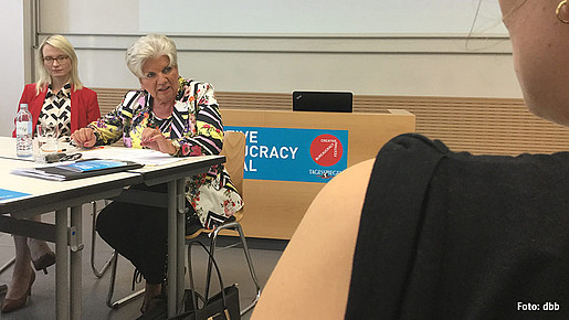 Helene Wildfeuer auf dem Creative Bureaucracy Festival