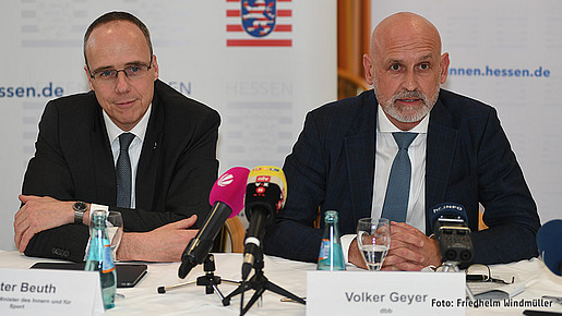 dbb Tarifchef Volker Geyer (r.) mit Hessens Innenminister Peter Beuth