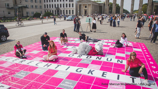 dbb jugend spielt Scrabble am Brandenburger Tor dbb jugend spielt Scrabble am Brandenburger Tor