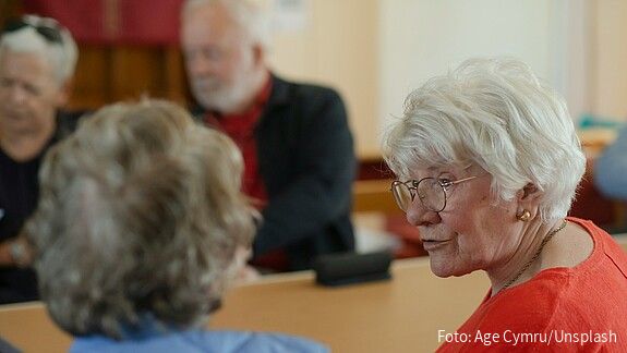 Ältere bereichern die Gesellschaft Senioren am Tisch im Gespräch