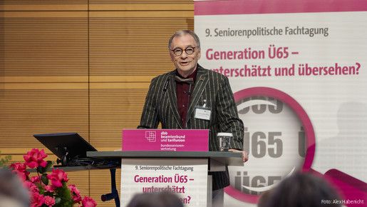 Das Foto zeigt Horst Günther Klitzing, den Vorsitzenden der dbb bundesseniorenvertretung, am Rednerpult.