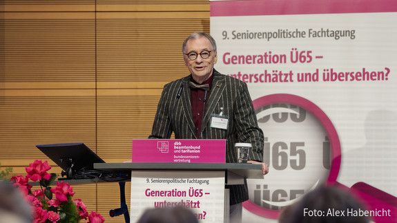 Das Foto zeigt Horst Günther Klitzing, den Vorsitzenden der dbb bundesseniorenvertretung, am Rednerpult.