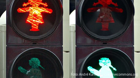 Fußgängerampel zeigt Ampelsignale als Frauenumrisse in Rot und Grün