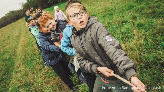 Weltkindertag Kinder und Jugendliche ziehen an einem Seil