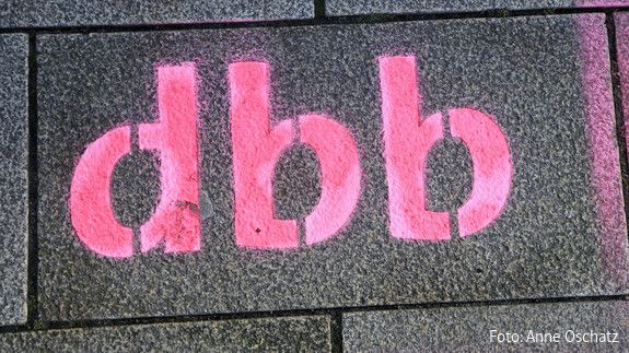 dbb-Schriftzug - dbb beamtenbund und tarifunion Das Foto zeigt den Schriftzug "dbb".