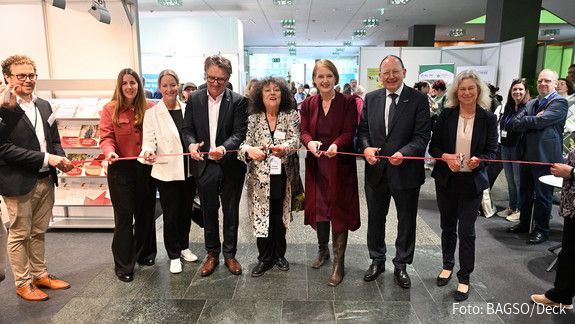 14. Deutscher Seniorentag: Ältere stärken die Gesellschaft Zu sehen ist die Eröffnung der Messe mit dem baden-württembergischen Sozialminister Manne Lucha, der BAGSO-Vorsitzenden Dr. Regina Görner, Bundesseniorenministerin Lisa Paus und dem Mannheimer Oberbürgermeister Christian Specht.