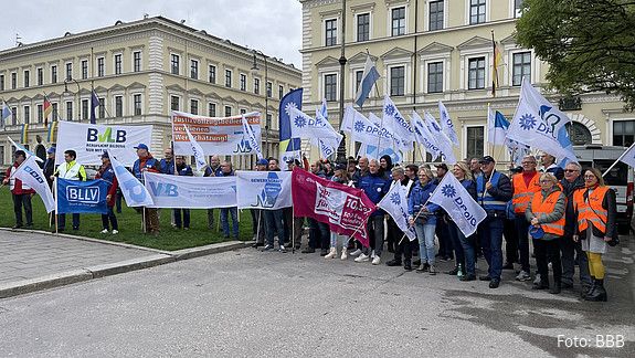 Einkommensrunde 2023 mit der TdL: Mahnwache in München