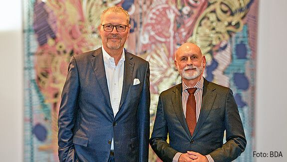 Weg von überflüssiger Bürokratie – hin zu effizienter und digitaler Verwaltung Das Foto zeigt den dbb Bundesvorsitzenden Volker Geyer (r) mit BDA-Präsident Rainer Dulger (l)