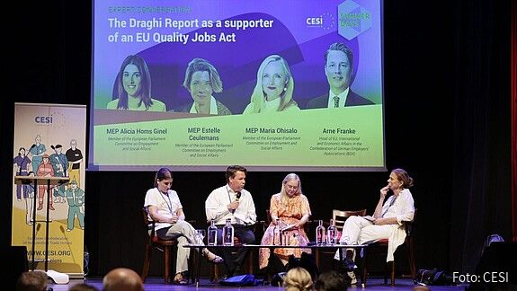 Panellisten der CESI Summer Days sitzen auf der Bühne