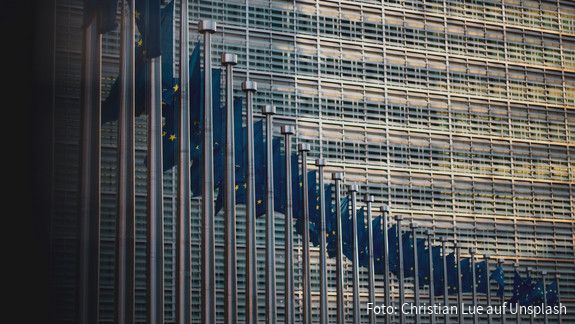 Europäische Kommission Die Europäischen Flagge ist vor der Europäischen Kommission gehisst