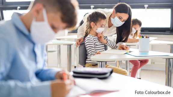 Schulklasse während Corona-Pandemie Schulklasse während Corona-Pandemie