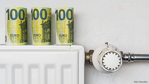 Mehrere Hundert-Euro-Scheine sind auf einem Heizkörper plaziert.