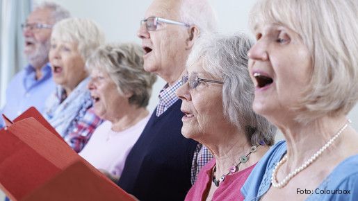Eine Gruppe singender Seniorinnen