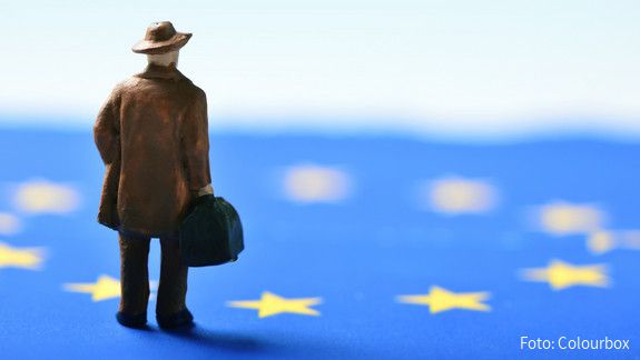 Die AG Europa informiert über Aktuelles aus dem Herzen der EU. travel, traveler, trip, man, gentleman, traveling, person, people, toy, miniature, macro, mini, small, little, figurine, figure, adventure, adventurer, suitcase, luggage, holidays, vacation, tourist, tourism, escape, escaping, run, away, emigration, emigrant, immigration, immigrant, migrant, migration, work, worker, abroad, moving, exile, political, asylum, seeker, seeking, retro, vintage, Europe, European, Union, flag, horizontal