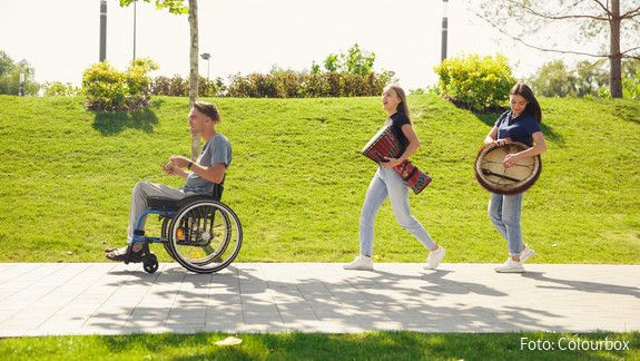 Barrieren abbauen, sodass alle teilhaben können: Das fordert der dbb. border, person, summer, man, sun, male, health, disabled, wheelchair, young, handicapped, one, lifestyle, disability, happy, outside, freedom, care, outdoor, wheel, people, optimism, caucasian, relax, mobility, sky, light, activity, chair, enjoying, arms, active, handicap, happiness, invalid, expression, beautiful, cerebral, complications, ramp, street, friends, music, time, playing, outdoors, inclusion, diversity, concept, social