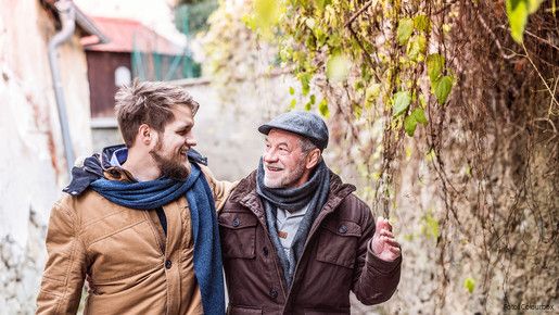Foto zum Thema "Trendstudie Jugend in Deutschland": Zu sehen ist ein Senior, der mit einem jüngeren Mann spazieren geht.