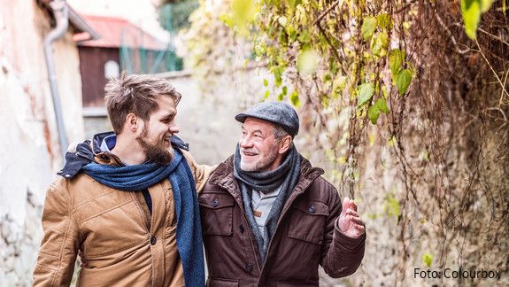 Trendstudie Jugend in Deutschland - „Alle Generationen sitzen im selben Boot“ Foto zum Thema "Trendstudie Jugend in Deutschland": Zu sehen ist ein Senior, der mit einem jüngeren Mann spazieren geht.