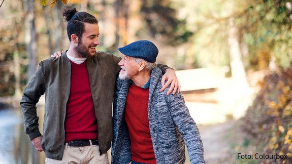 Das Foto zeigt einen Senior mit seinem Sohn.