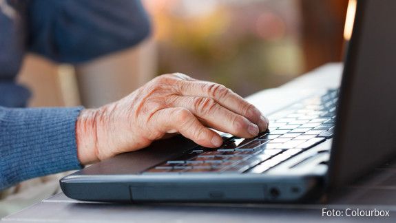 Lernen im Alter - BELL öffnet Türen zur Bildung Das Foto zeigt die Hand eines Seniors an der Computertastatur.