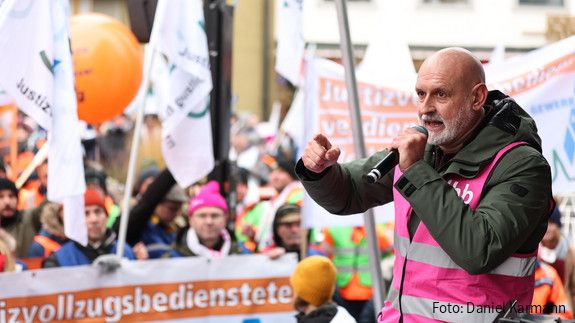 In Nürnberg zogen am 29. November 2023 über 3000 Kolleginnen und Kollegen aus den Fachgewerkschaften des bayerischen Beamtenbundes in zwei Demonstrationszügen durch die Innenstadt. Nürnberg Demo, Einkommensrunde TV-L 2023, dbb, Volker Geyer