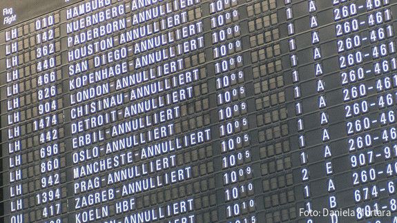 Anzeigentafel mit aufgrund von Streik annullierten Flügen am Flughafen Frankfurt/Main