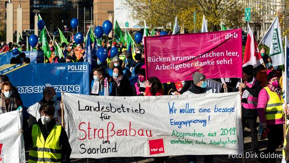 Warnstreik Demo in Saarbrücken Eine Gruppe von demonstrierenden Menschen