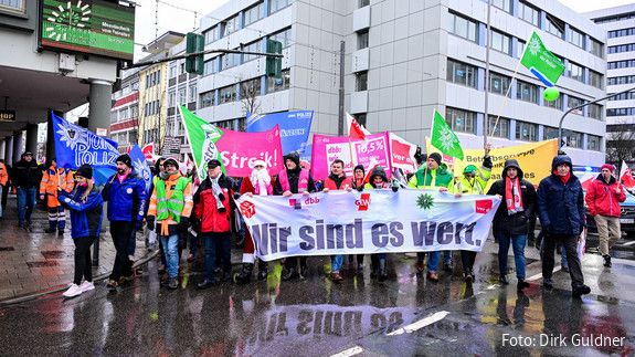 Kundgebung vor der Staatskanzlei in Saarbrücken Kundgebung der saarländischen Beschäftigten vor der Staatskanzlei in Saarbrücken