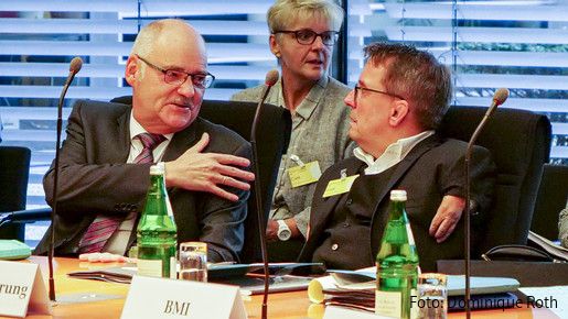 Friedhelm Schäfer (l.) im Innenausschuss des Deutschen Bundestages Friedhelm Schäfer (l.) im Innenausschuss des Deutschen Bundestages