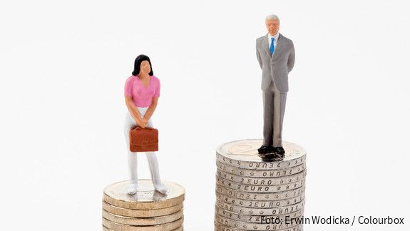 Kreutz: „Der Arbeitsmarkt muss attraktiver sein als der Heiratsmarkt“ Das Foto zeigt eine männliche und eine weibliche Figur, die auf Münzstapeln stehen. Der Stapel der männlichen Figur ist deutlich höher.
