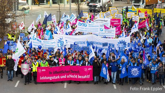 12.02.2019, Jahr > 2019, Organisation > Gewerkschaft/Berufsverband > DPolG, Organisation > Gewerkschaft/Berufsverband > DSTG, Veranstaltung > Demonstration, Demospitze, Einkommensrunde 2019, Frontbanner, Jugend, Kai Rosenberger, Leistungsstark und schlecht bezahlt, Masse, Ort > Europa > Deutschland > Baden-Württemberg > Stuttgart