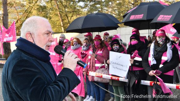 Sozial- und Erziehungsdienst: Demo bei der zweiten Verhandlungsrunde Sozial- und Erziehungsdienst: Demo bei der zweiten Verhandlungsrunde