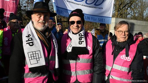 Das Foto zeigt Mitglieder der dbb Senioren auf der Demo vor der ersten Verhandlungsrunde am 24.1.2025 in Potsdam.