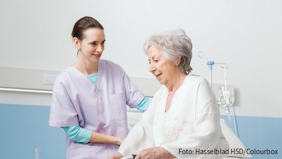 Matthäus Fandrejewski, Vorsitzender der dbb jugend, begrüßt, dass die Regierung die Ausbildung für Pflegeassistenzkräfte vereinheitlichen möchte. People, Healthcare, Woman, Senior, Nurse, Smiling, Happy, Caregiver, Hospital, Patient, Medical, Medicine, Walker, Helping, Holding, Supporting, Assisting, Medical service, Retirement home, Physiotherapist, Illness, Hospitalized, Clinic, Senior care, Senior citizen, Elderly, Old, Hospital bed, Assistance, Care, Patient care, Health, Elder, Grandmother, Retirement, Nursing, Pensioner, Geriatrics, Bedroom, Treatment, Ward, Clean, Rehabilitation