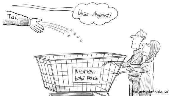 Cartoon Einkommensrunde der Länder 2023 Eine Hand mit der Aufschrift "TdL" wirft ein paar Münzen in einen Einkaufswagen mit der Aufschrift "Inflation & hohe Preise"