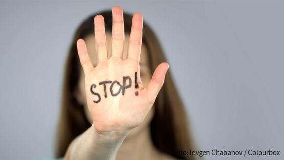 Frau zeigt Stop