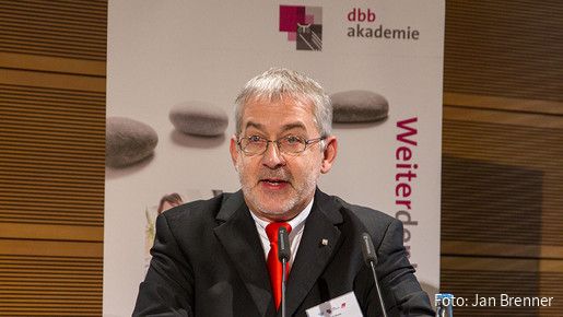 Willi Russ beim Auftakt des 4. Fachkongresses 'Qualität in der dienstlichen Fortbildung' Willi Russ beim Auftakt des 4. Fachkongresses 'Qualität in der dienstlichen Fortbildung'