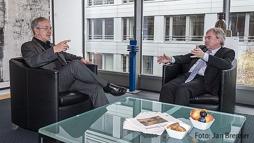 Gespräch zwischen Dauderstädt und Russ am Tisch