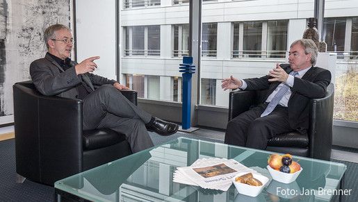 Gespräch zwischen Dauderstädt und Russ am Tisch Gespräch zwischen Dauderstädt und Russ am Tisch